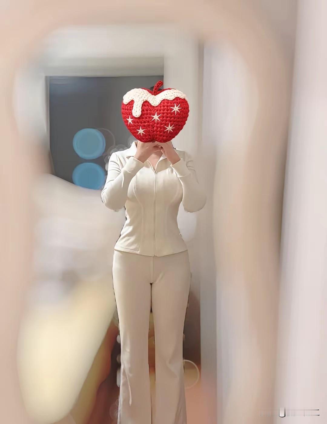 红苹映白衣，镜中人影稀。