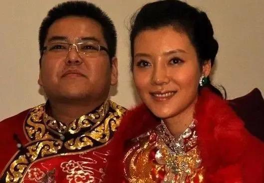 当年山西首富迎娶女明星的消息，让大家都记住了车晓。后来李兆会风光不再，夫妻俩也离