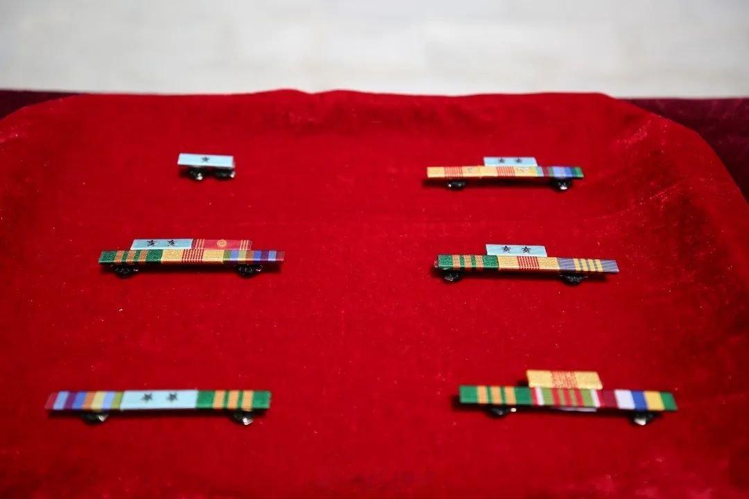 #铸剑中原[超话]##早安军营##原原说早晚安# 小小的勋表略章滑动着你的军旅轨