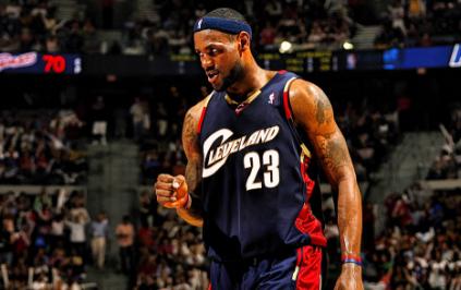 骑士正在打听让詹姆斯回去退役巡演，勇士围在询问。

根据著名记者Zach Low