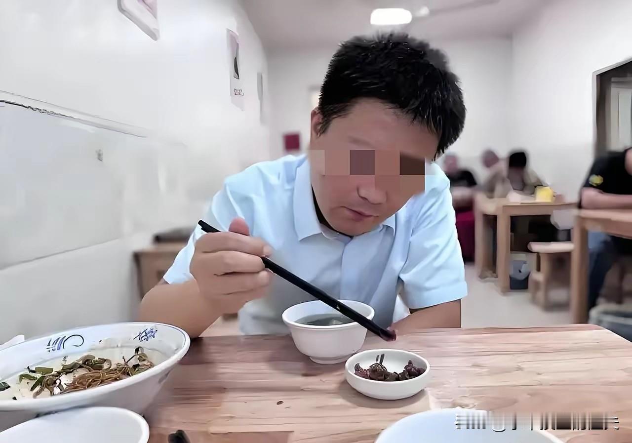 内蒙古，女子的丈夫病逝后，她收拾遗物发现丈夫在8年里给一面馆女员工转了11736