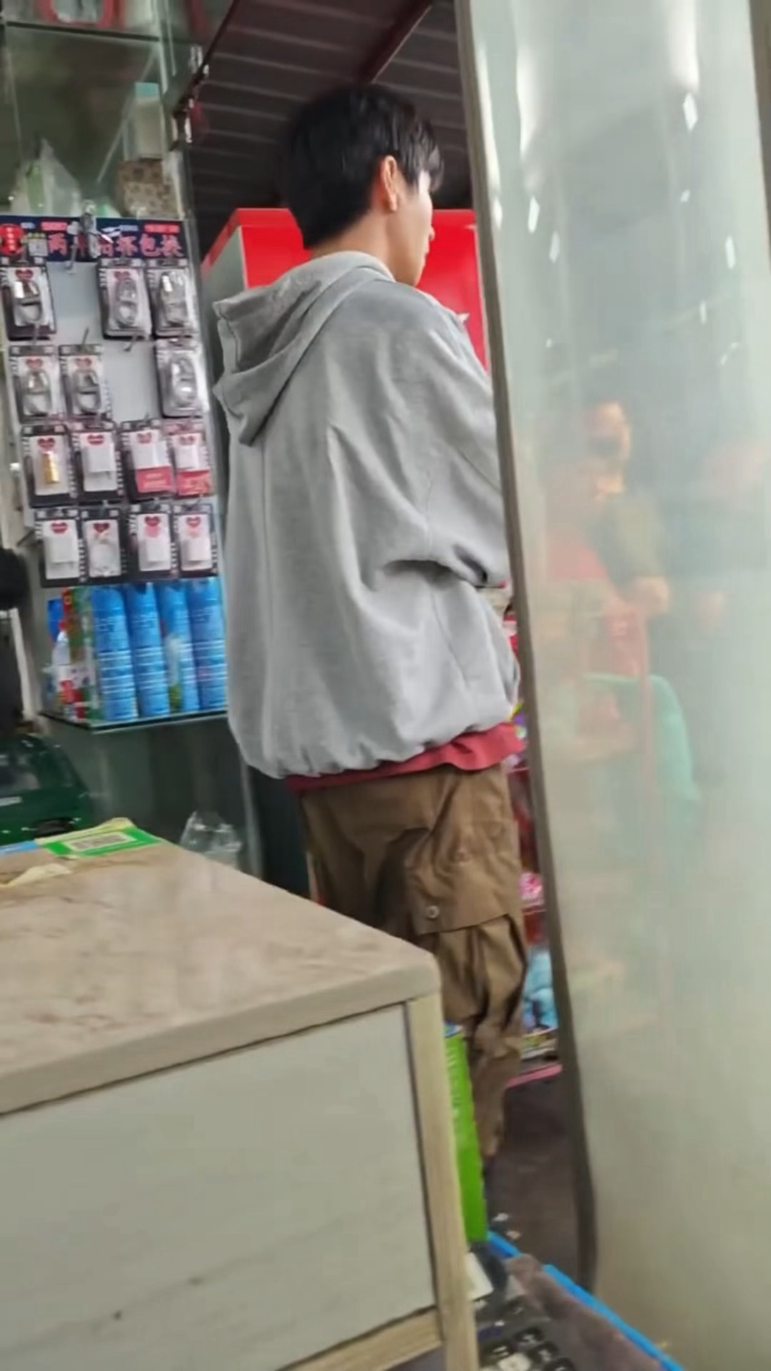 王俊凯贵阳拍戏路透偶遇王俊凯贵阳拍戏 偶遇小凯在贵阳拍戏，那很幸运了 