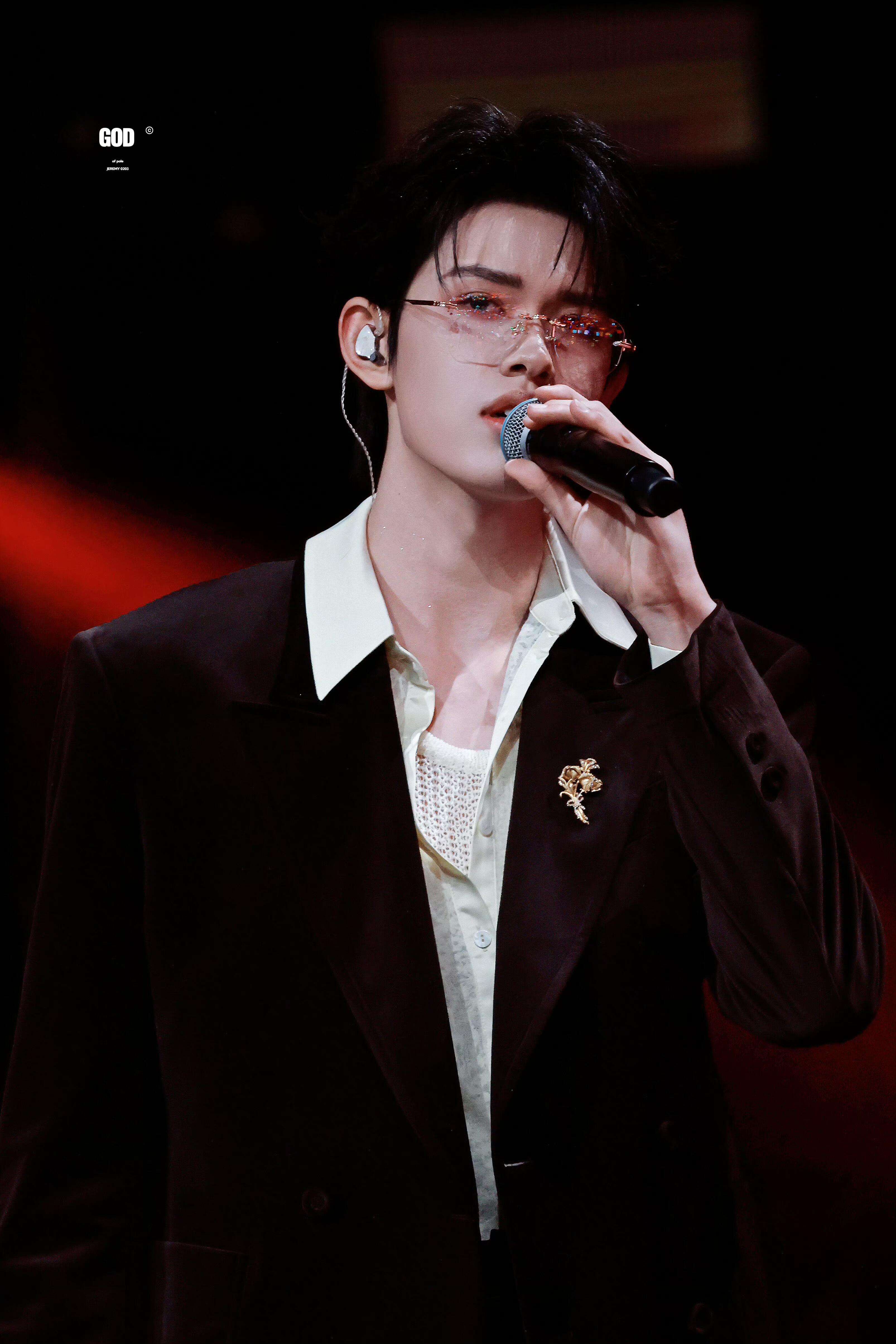 TOP重回第一05后第一个歌手第一门面张极太帅了，有点斯文霸总那味儿了❗️