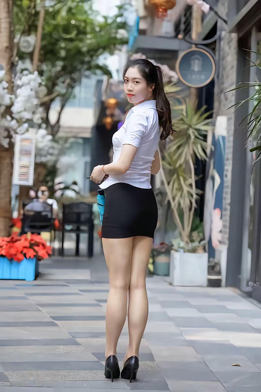 老婆问老公，你最喜欢我身体的哪个部位？
老公想了想，说：“屁股。”
老婆：“讨厌