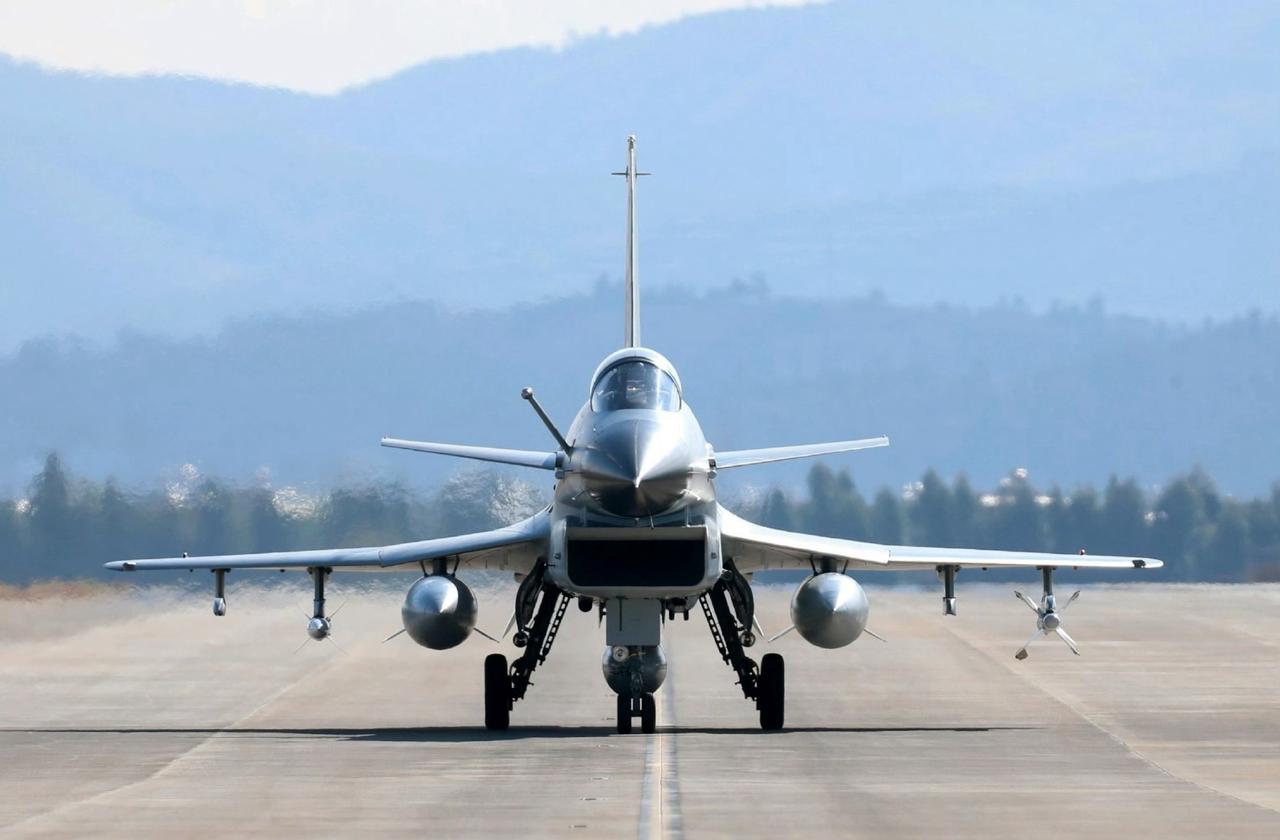 一不留神，歼-10首飞都已经28年，从国产第一款现代化战机，从初步踏入三代机门槛