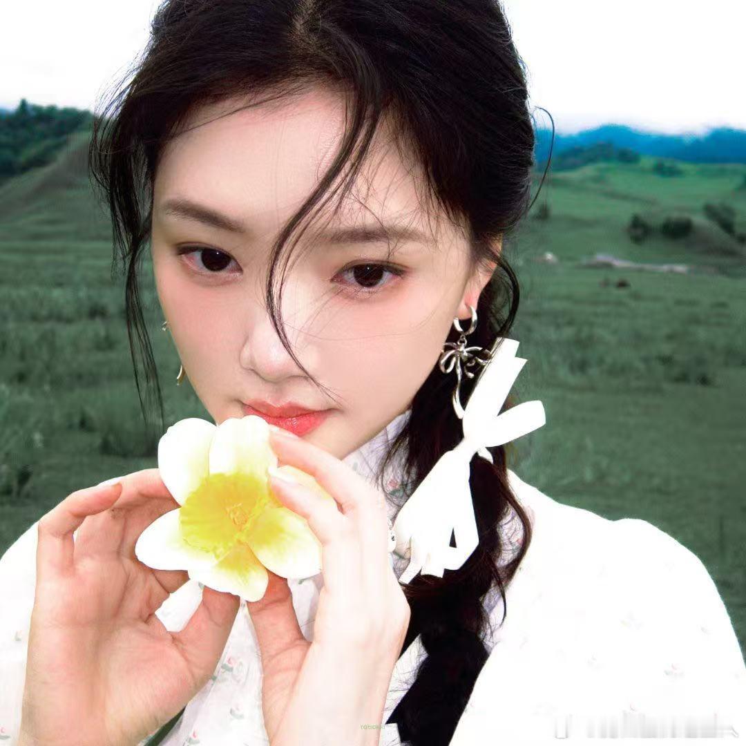 任敏风吹起发丝的这一下我想象中在草原出片就这样 这才是去草原拍照该有的状态，不用