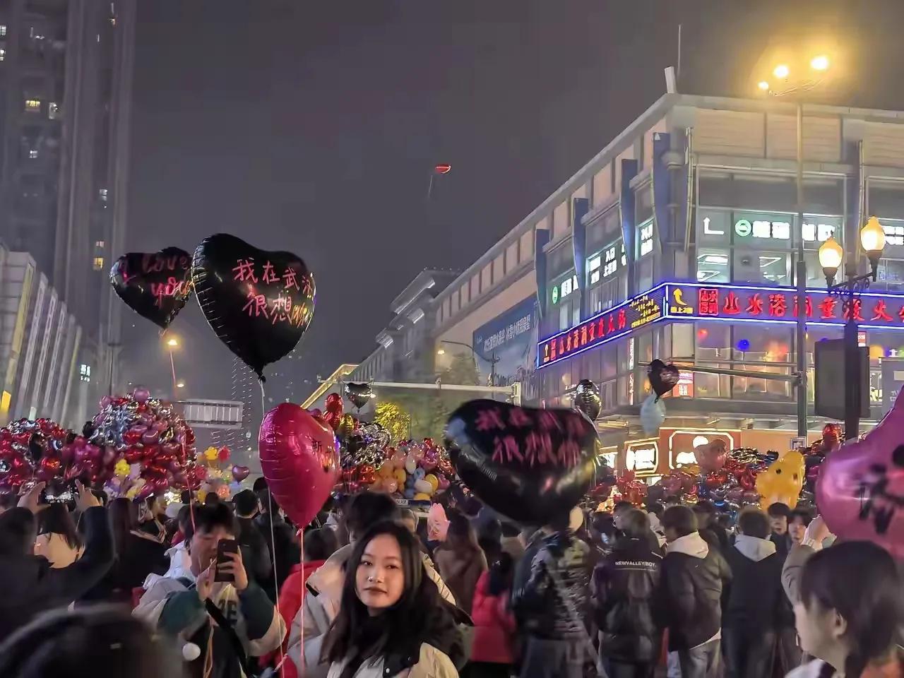 江汉路冬日步行街夜景 老街跨年夜 跨年好热闹