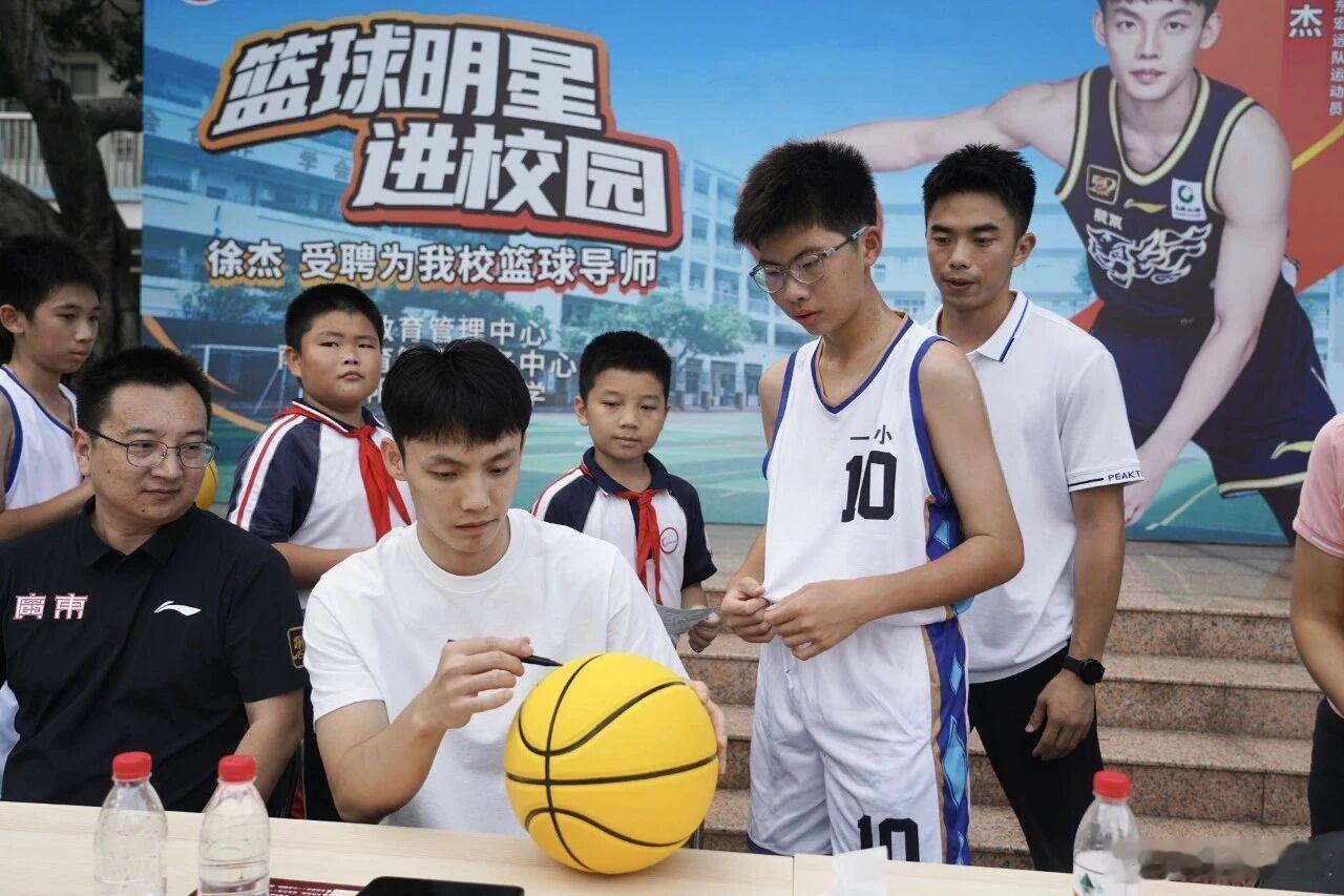 昨天徐杰来到了东莞南城阳光第一小学，受邀担任学校篮球专项导师，与孩子们面对面交流