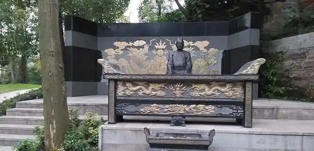 谁能想到，一个十几岁还坐在皇位上的中国皇帝，几年后竟然带着母亲和家眷漂洋过海，被