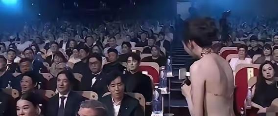 她说穿得像“收费”，恰恰暴露了我们不敢谈的真相。
你第一眼愣住，下意识放大照片。