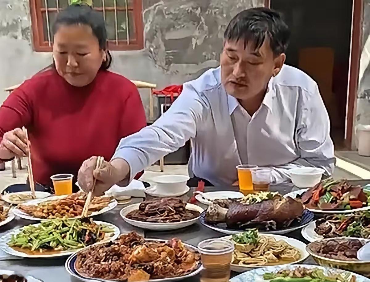 微头条日记

谁说二婚就过不好，日子过得怎么样，关键还是看人。看看大衣嫂就明白了