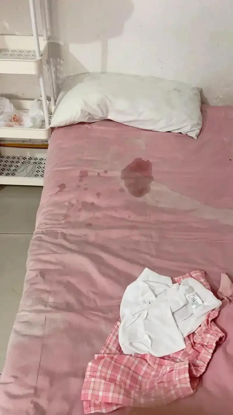 浙江杭州，一女子清晨熟睡时，突然摸到一阵黏糊糊液体，女子惊醒后以为是小猫弄得，于