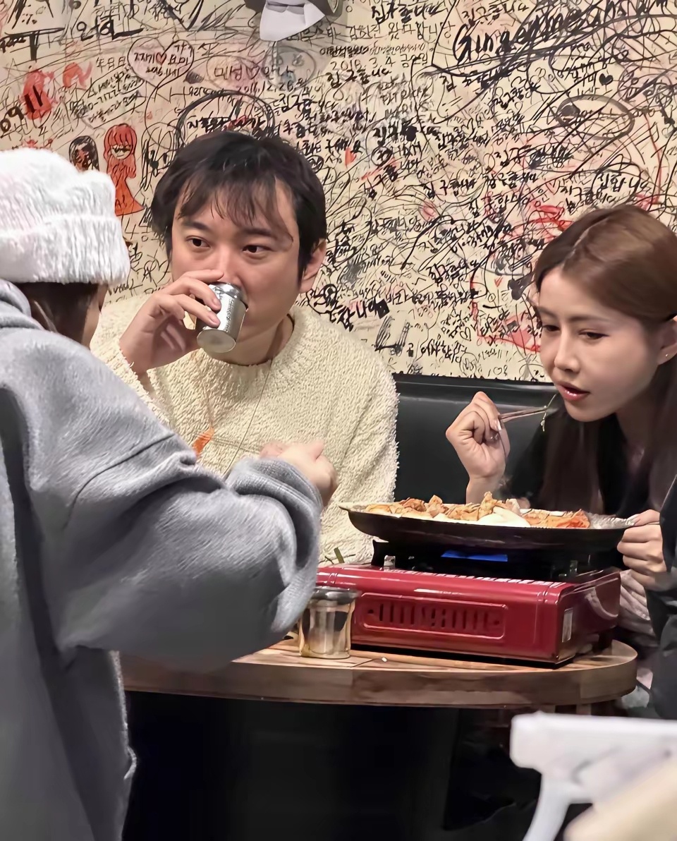 王思聪身边美女如云，戴着1800万的手表满世界溜达，老爸王建林早已是风烛残年，作