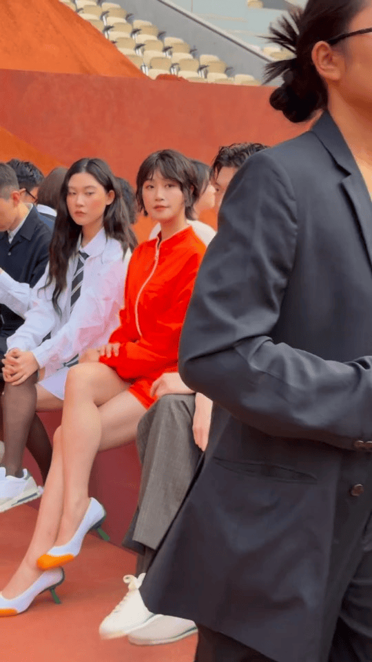 金允植蓝盈莹同框看秀金允植蓝盈莹巴黎再次同框金允植蓝盈莹同框看秀，金允植蓝盈莹巴