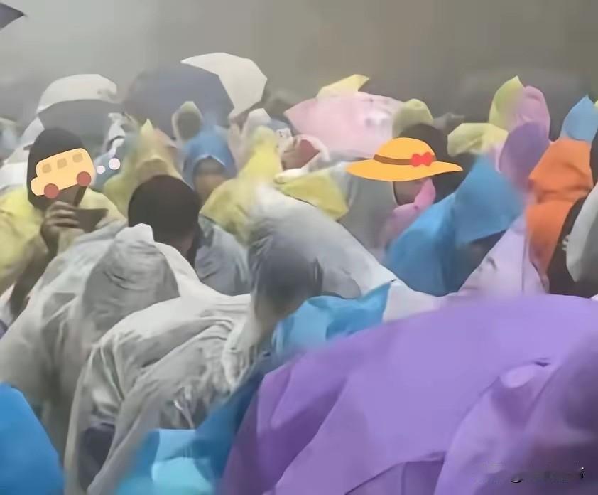 刚听朋友扯了件五一的真事。
一个在泰山做小买卖的兄弟，出发前囤了上千件雨衣，进货