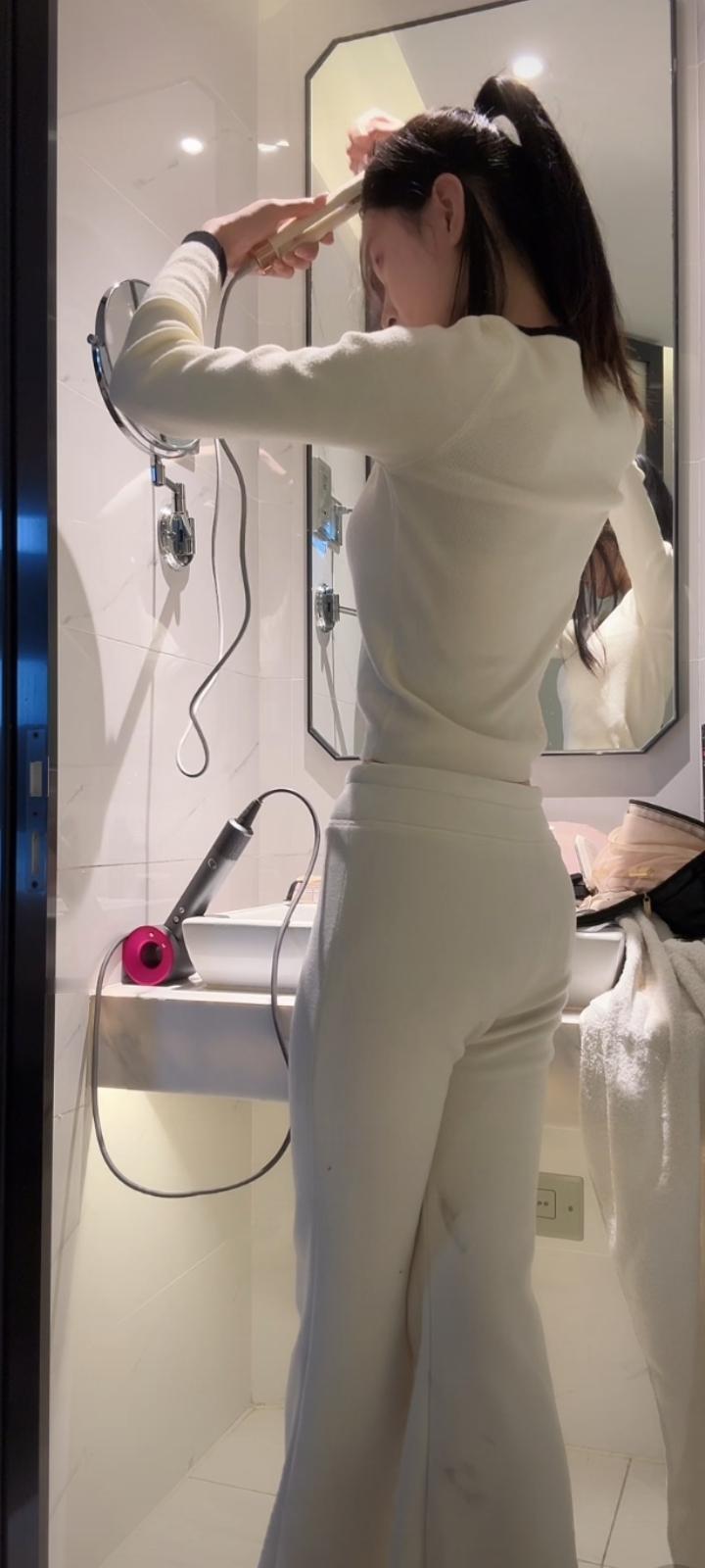 爱像一场温柔的雨，滋润着彼此的心田，让感情生根发芽，枝繁叶茂。