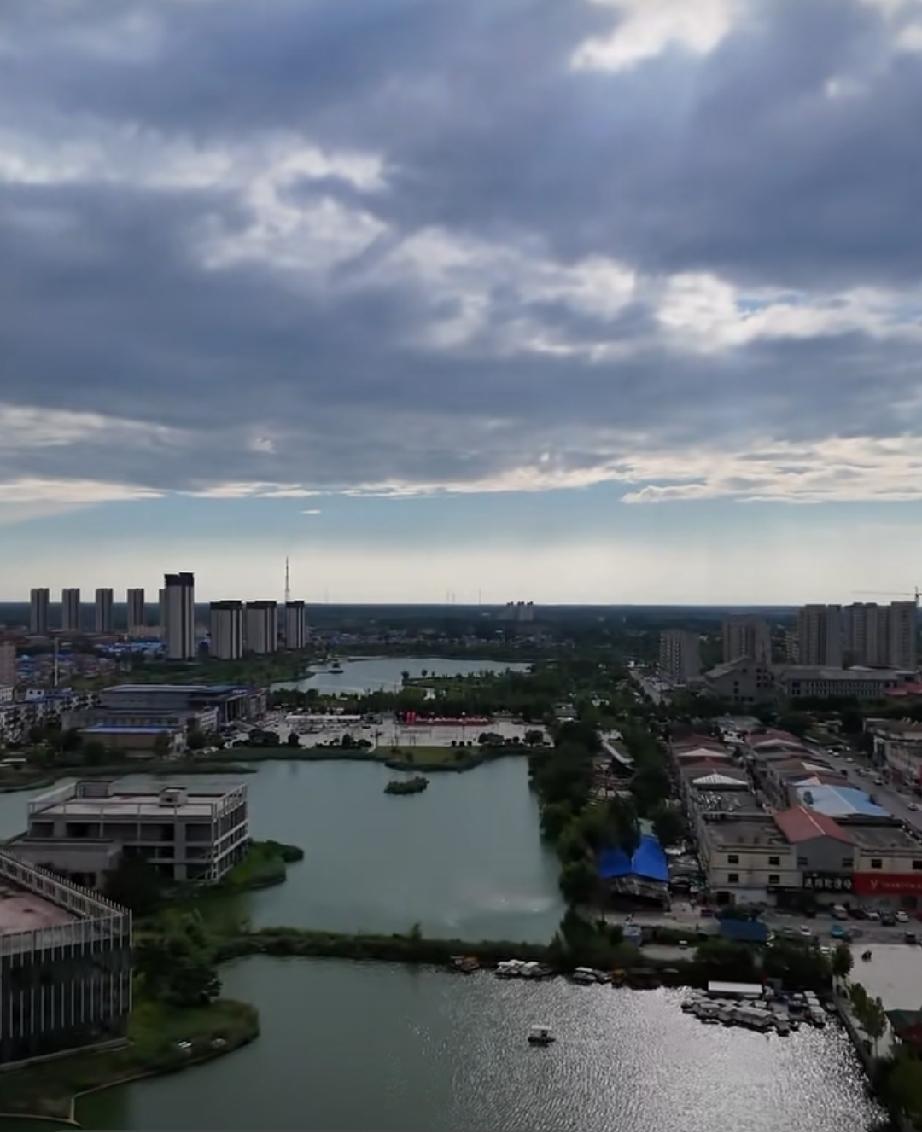 曹县南湖
2026年7月12日下午受台风外围气流影响，天空乌云密布，风力变大。