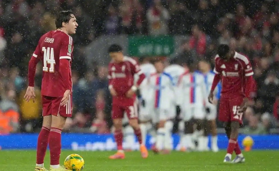 谁是伦敦之王！英联杯，利物浦0-3完败水晶宫，无缘8强后率先退出一项冠军的争夺。