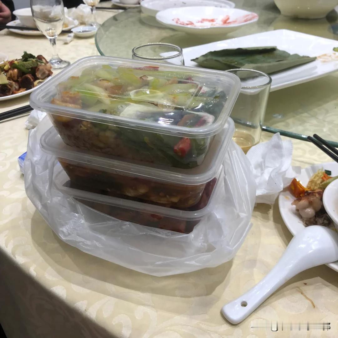 您知道吗，这“送折箩”啊，可是咱们老北京饭馆里头的老讲究了，就跟现在大伙儿说的“