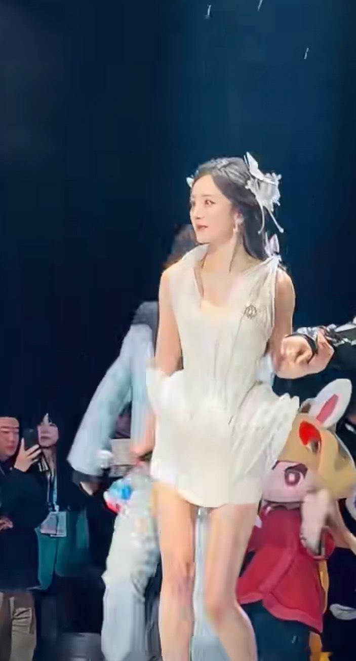 杨幂王者荣耀活动直拍杨幂王者荣耀直拍杨幂王者荣耀直拍，美美，[鼓掌] ​​​