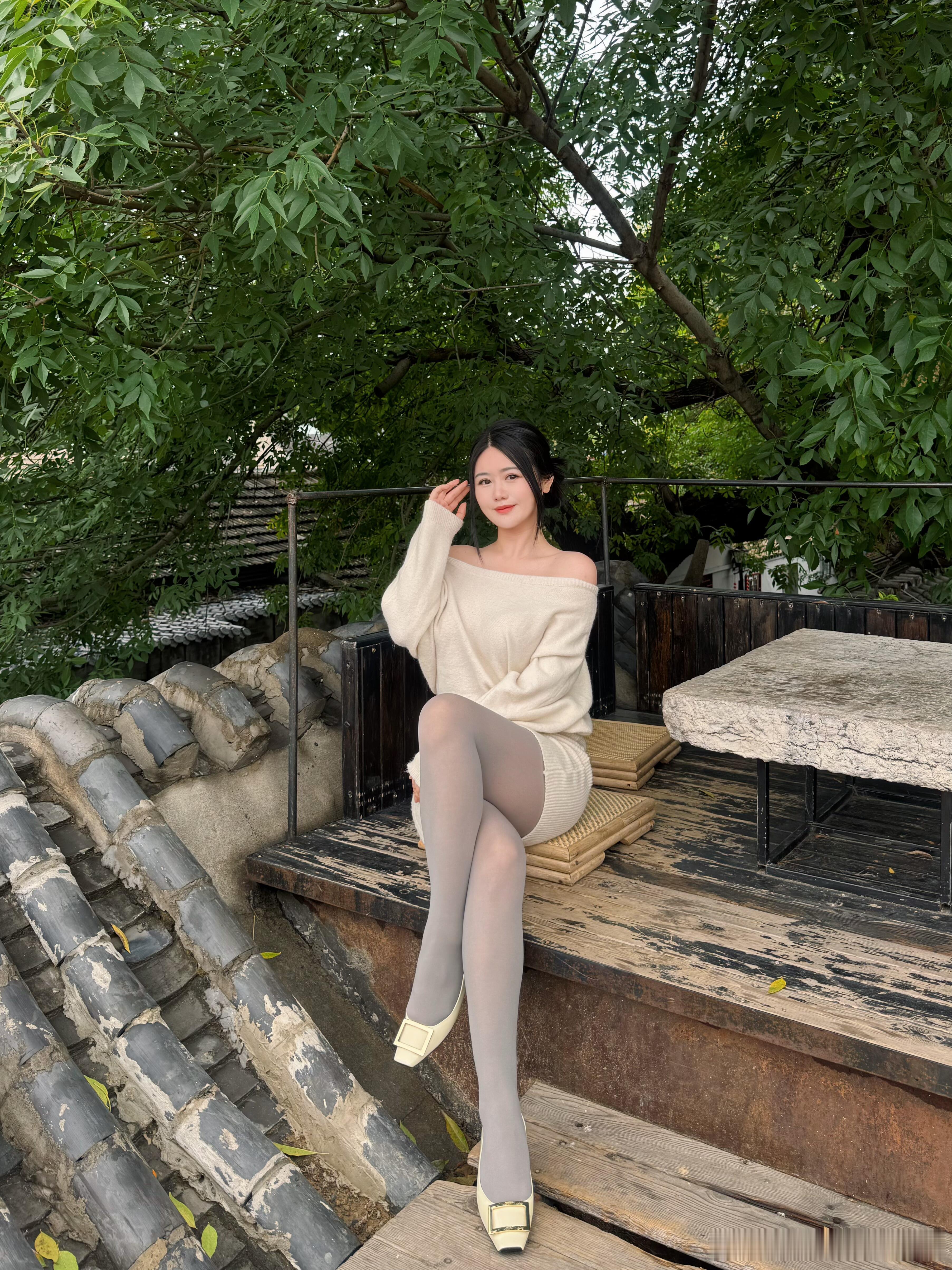 丝袜的灰色很独特~ 