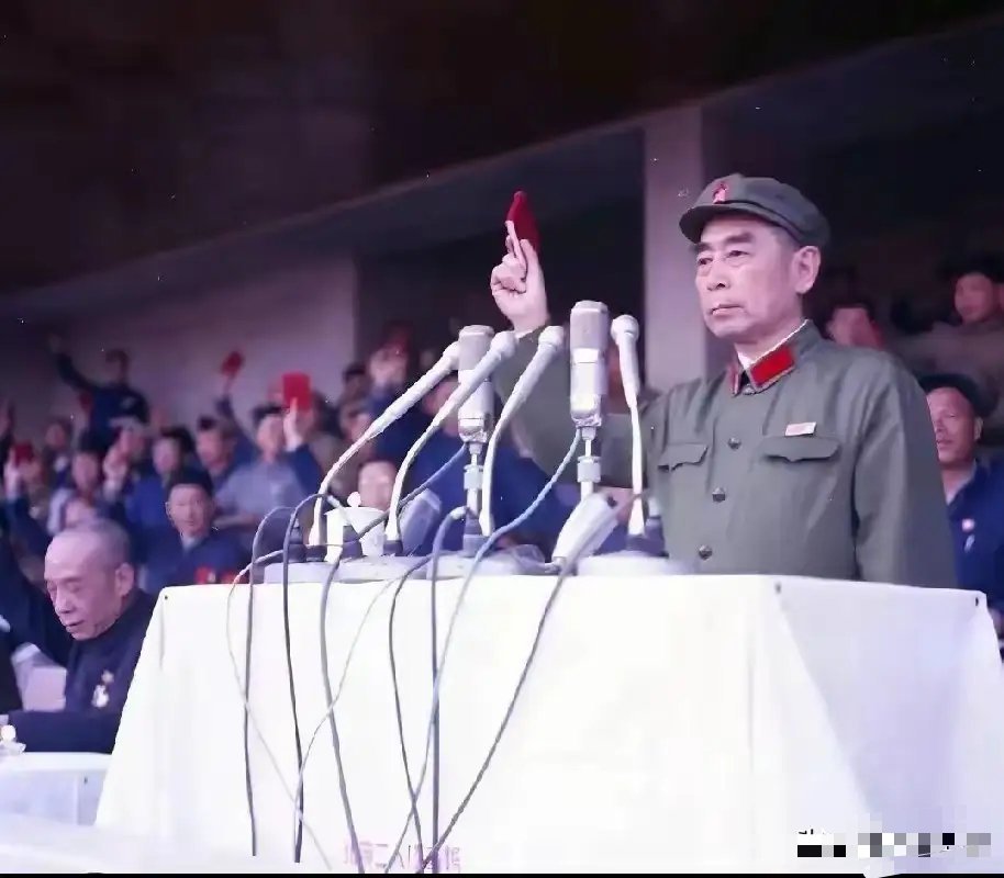 第一次见周总理军装照，慈祥和蔼的面孔里带着几许严肃。 
