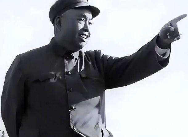 庆功宴上，酒喝到一半，386旅的副旅长许世友，一拳就抡到了政委王新亭的脸上。警卫