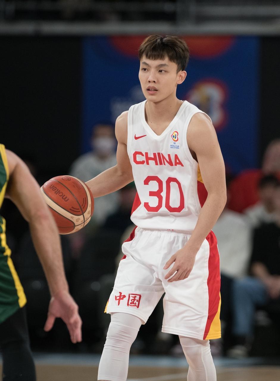 河村勇辉比徐杰强多少，我不知道，但我知道，如果河村勇辉在中国男篮，他的成长、能力