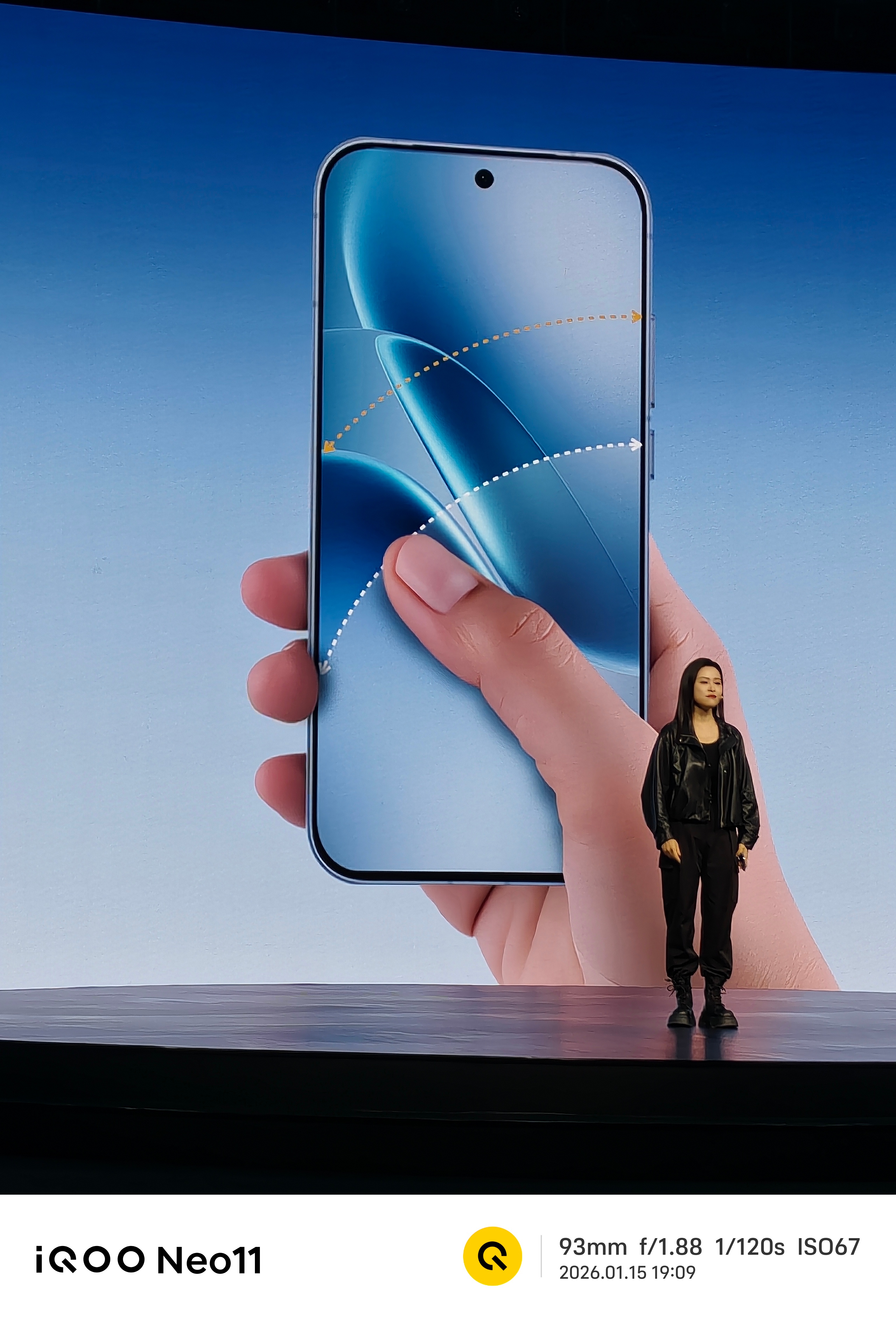 今天在杭州新品发布现场，有幸拿着其他博主的新手机了iqoo z11 turbo 