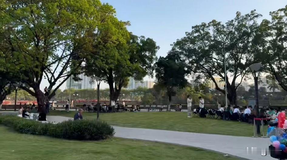 午后时分，漫步公园，风里满是春天的气息。树荫之下，有人闲坐畅谈；草坪之上，阳光慵