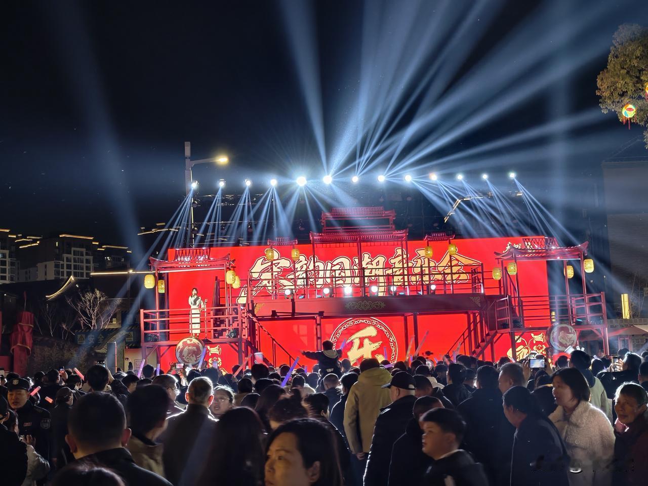 正月初四的台州市十里长街，火爆程度为未曾亲历者所无法想象。

砸铁花、现场演出、