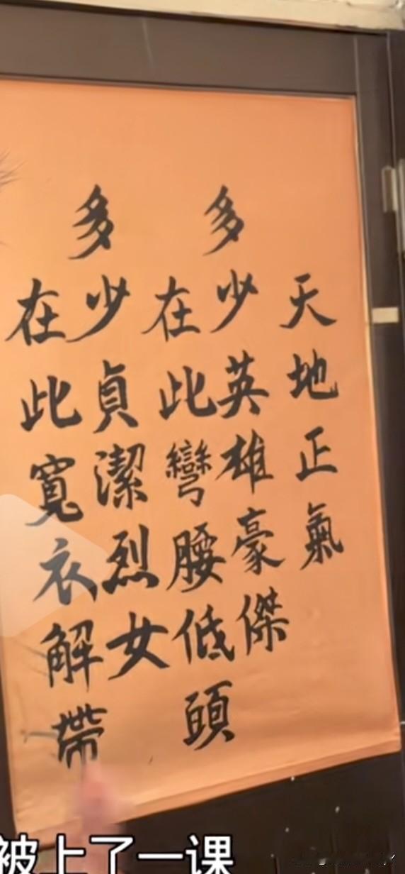 你瞧瞧人家这标语写得有多绝？
有个大哥在金门喝多了酒，去上厕所的时候瞅见里头的标