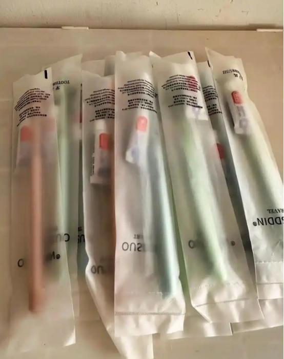 如果不是央视记者卧底暗访，这事还要瞒我们多久？堆积如山的废旧化工桶、破拖鞋，在作