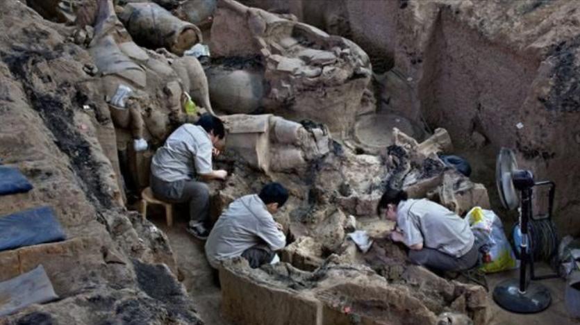 “她还活着！”1999年，考古专家发掘出一座清代古墓，打开棺盖时，发现棺内女尸直