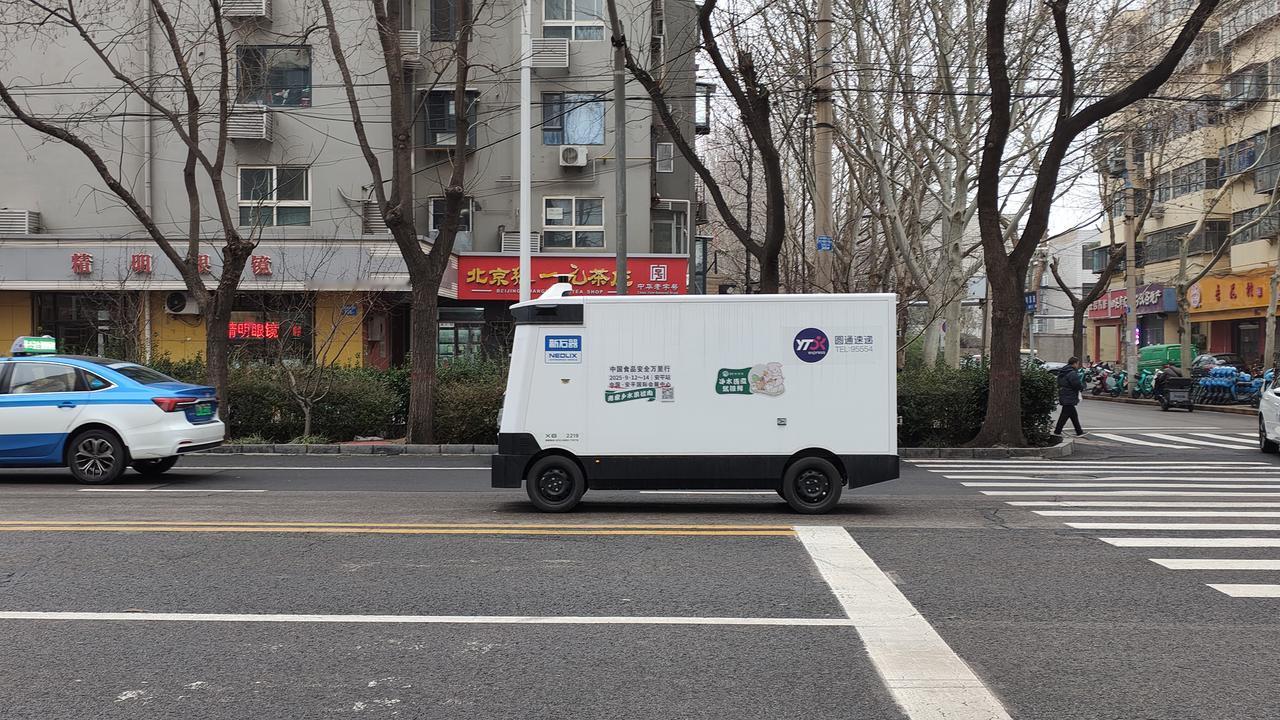 第一次在石家庄二环内看到无人驾驶快递车，这是在友谊大街拍到的，在车流之中，小车跑
