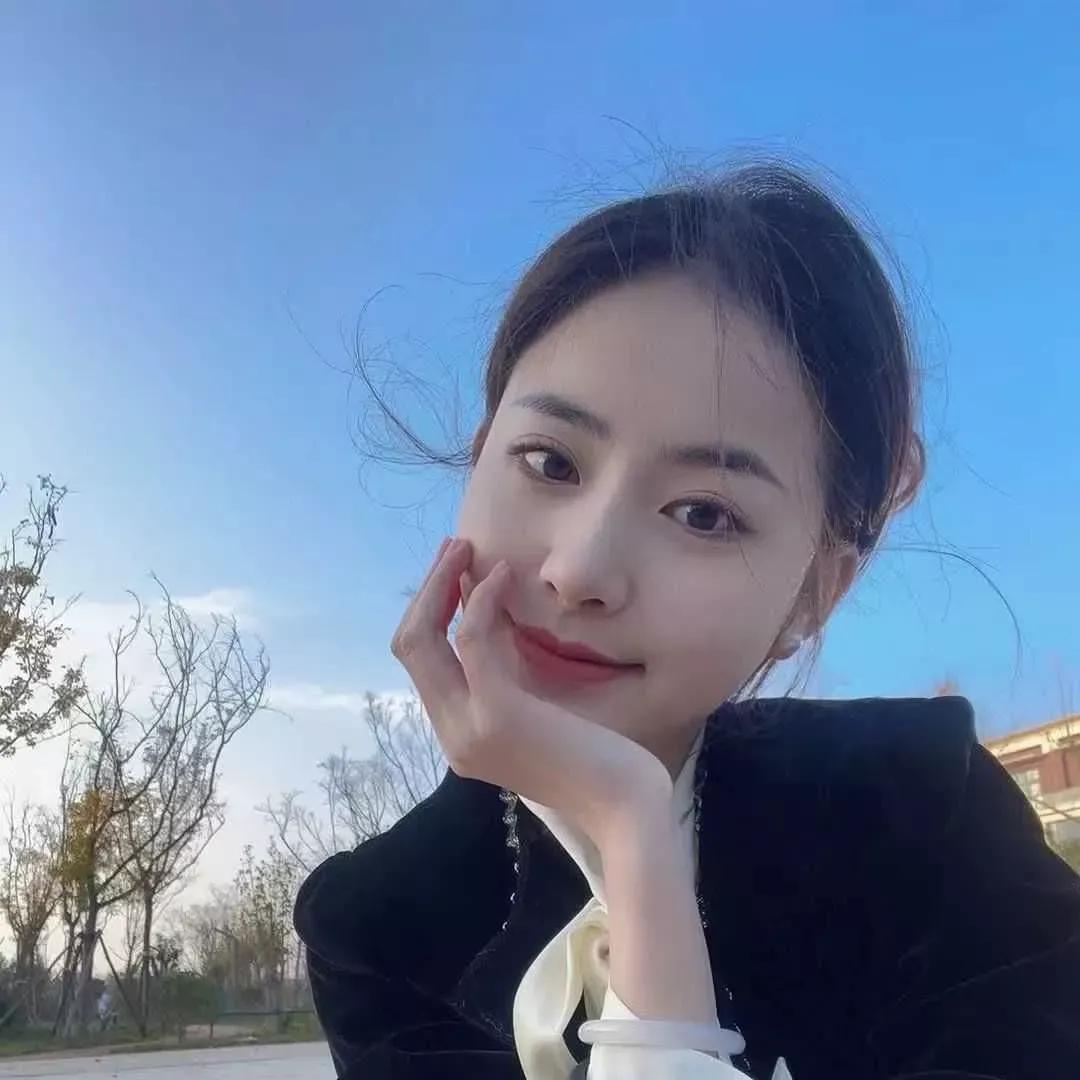 小姨子离婚了，心情不好，老婆就让她住我们家调节一下心情，碰巧的是老婆单位有事，需