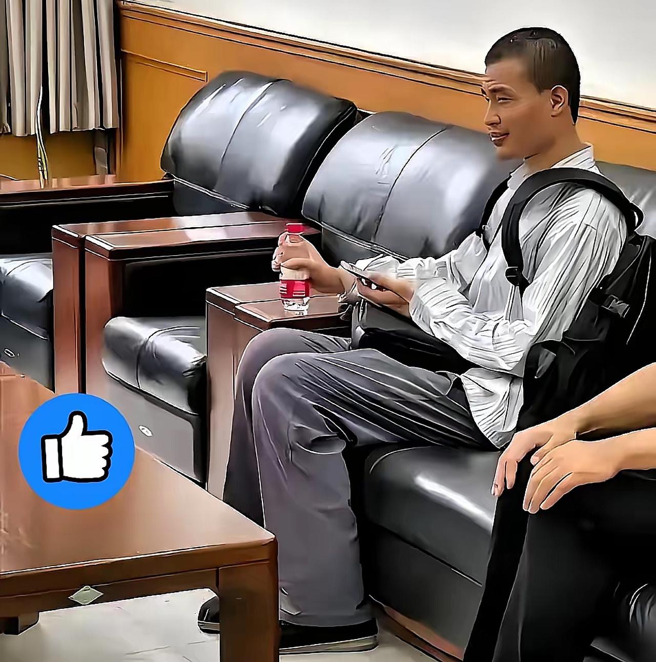 韦东奕“闭关”这四个月，干了三件大事：

​第一件就是职称上的跃升，从讲师正式获