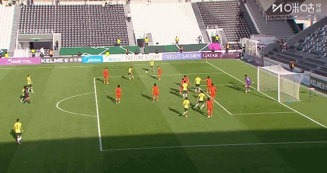 赢了！国足1-0击败澳大利亚，小组出线形势非常乐观。

小伙子太给力了，面对身高