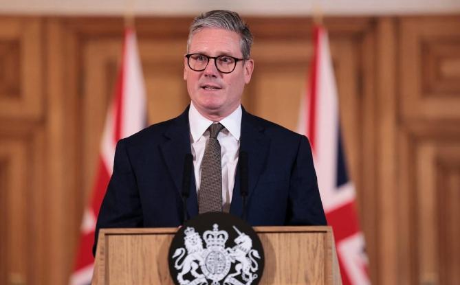 特朗普的脸算是被斯塔默彻底扇肿了！英国首相基尔·斯塔默一点情面没留，直接公开表态