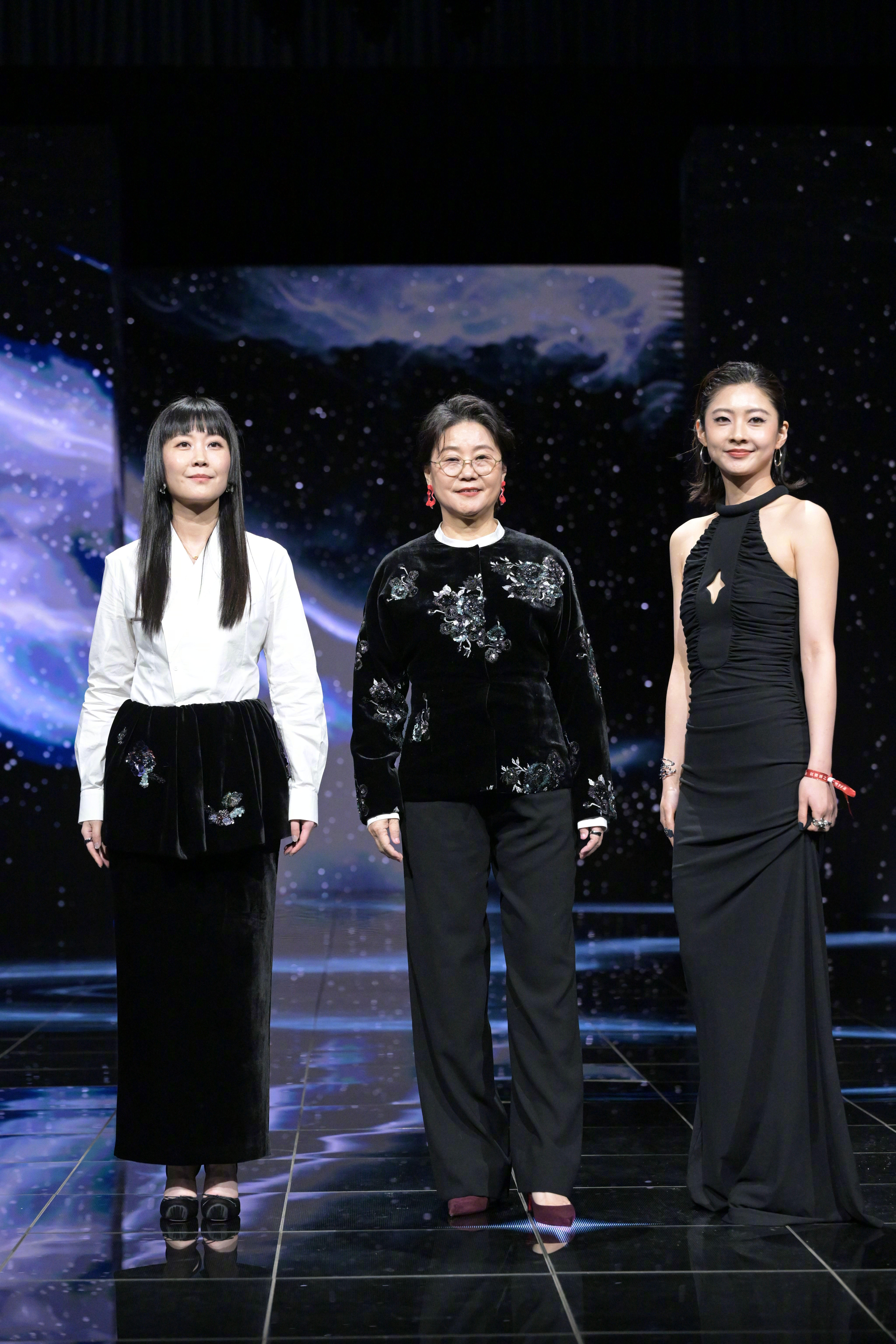 微博之夜红毯上的女电影人导演李少红、申申、钱冬旎亮相微博之夜红毯，期待几位能与参