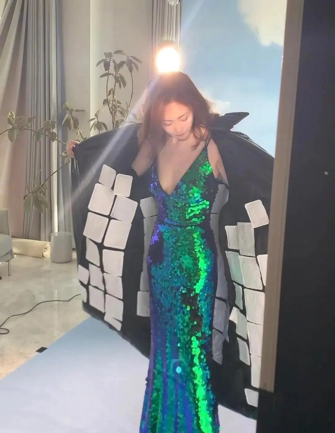 刘芸发文说，分享女艺人冬日走红毯装备：也就贴了70个暖宝宝吧。

我的天呀，贴这
