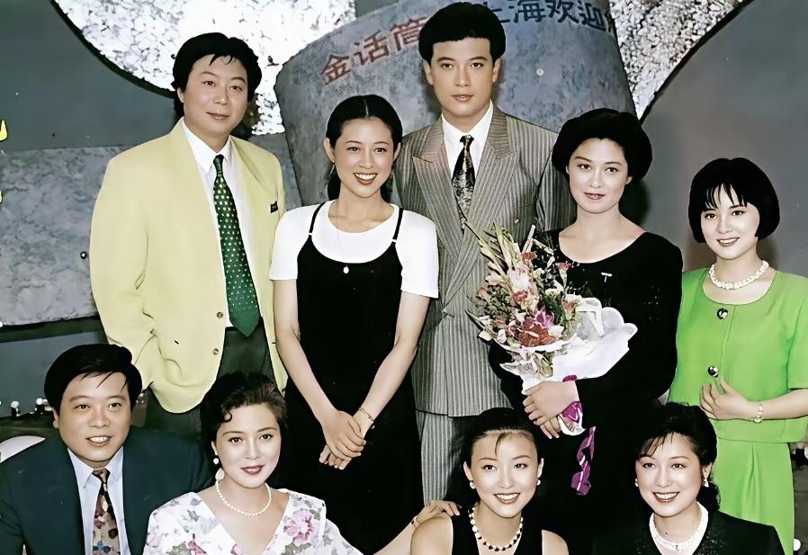 这届金话筒奖，你能认出几位？其中，三大才女摆拍的位置竟不知不觉地形成大家眼里的金