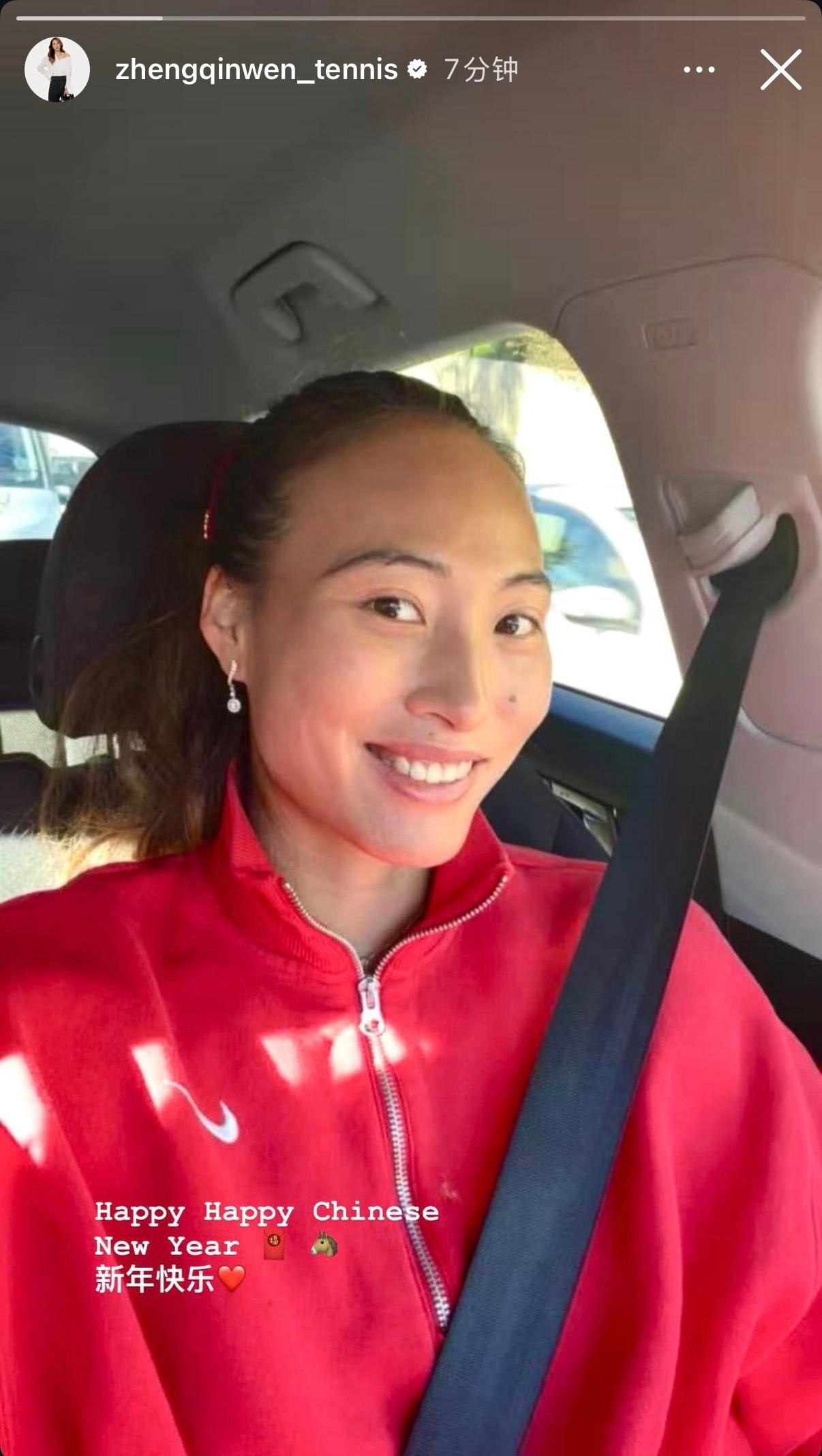 因病退出迪拜1000赛的郑钦文，目前已经回到西班牙。
从她更新的社媒知道，她已经