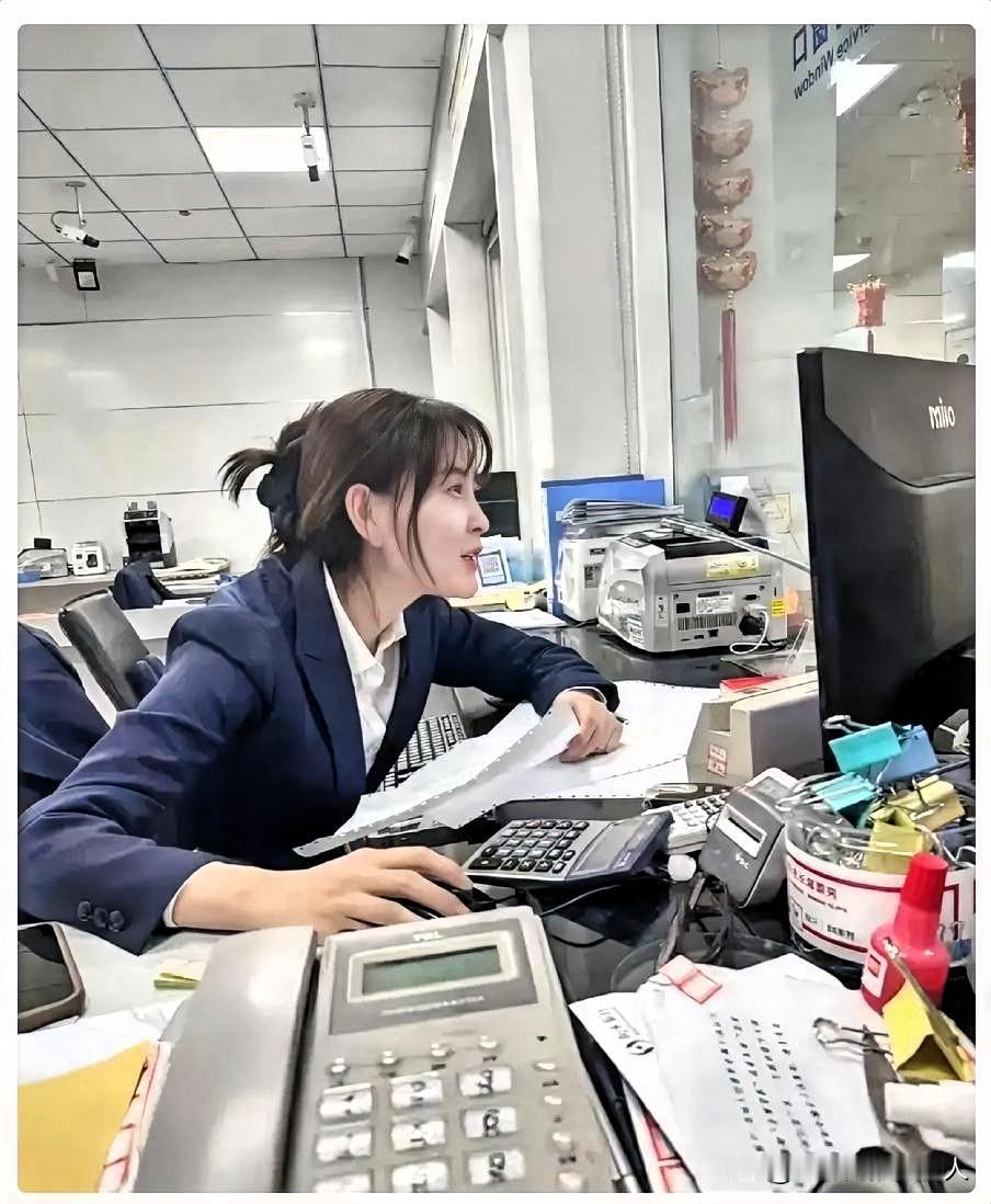 银行4年老兵懵了！

        现在客户全来抢金条，新人忙到拒客被投诉，我