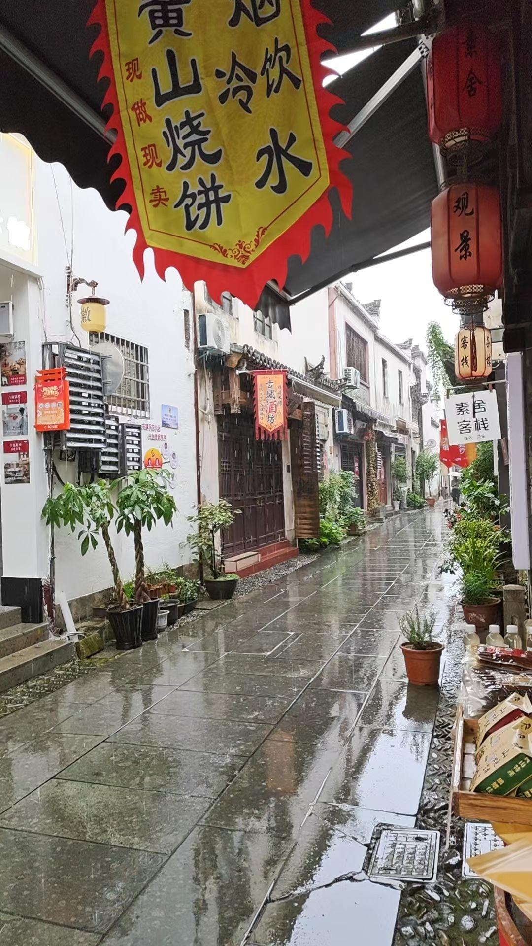 迎接暴风雨🌧️🌧️🌧️🌧️
​空落落的街道[憨笑]

还好有惊无险！
平