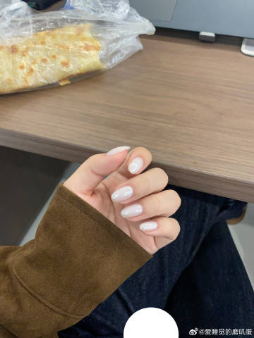 太喜欢我的新指甲了怎么办，我的人生美甲（根本拍不出实物多好看，做完简直...