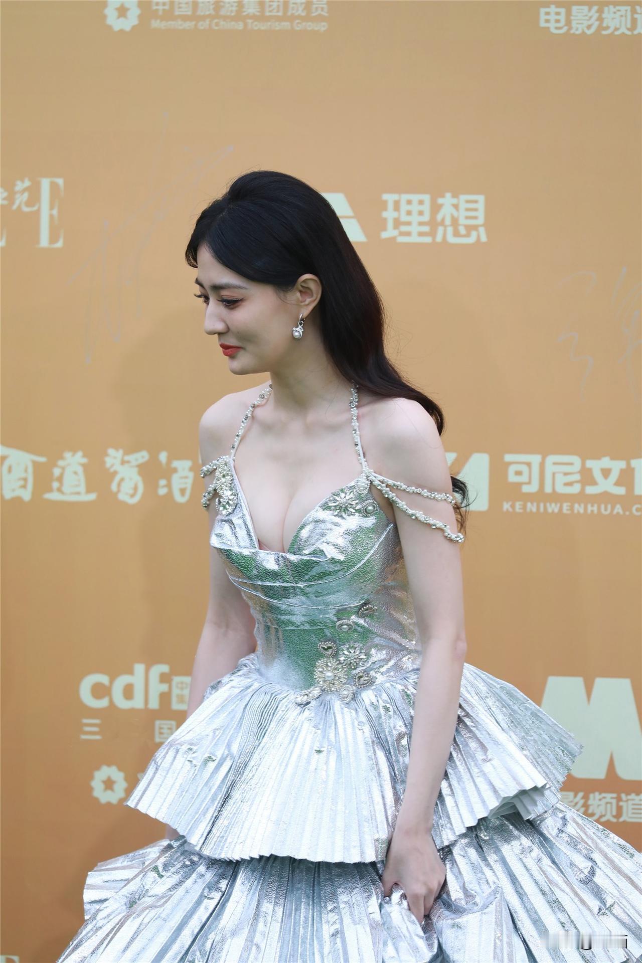 [撒花]徐璐亮相海影节闭幕红毯，真的好性感！[心]