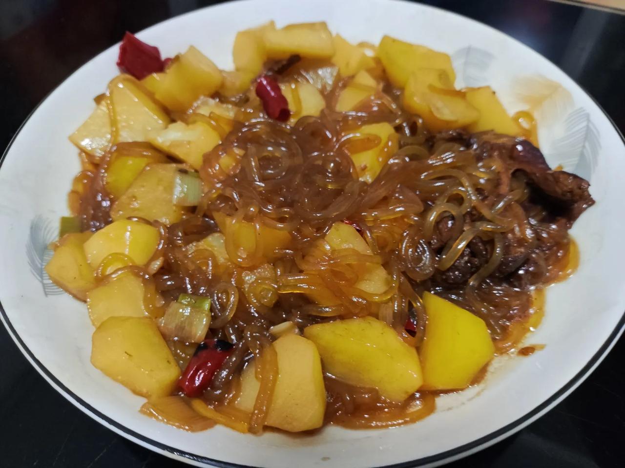 天冷了，炖点粉条吃又美味又暖和。红薯粉泡上一小把，这个红薯粉可是正宗的如假包换的