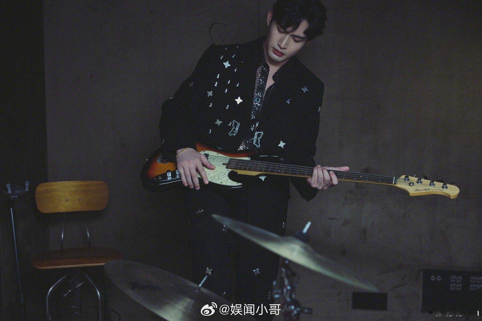 张彬彬一个人就是一个乐队 谁还没看张彬彬跨年晚会！这嗓音磁性到犯规，一人撑起乐队