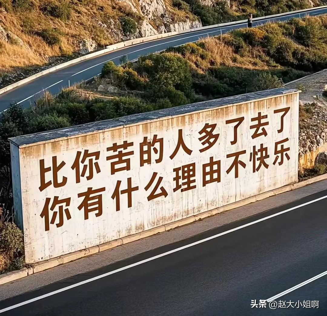 昨天又拍打着肚子嘟囔拉肚子，顺着腚呲那种。
肚子因为常年不活动鼓得老大，胃肠不蠕